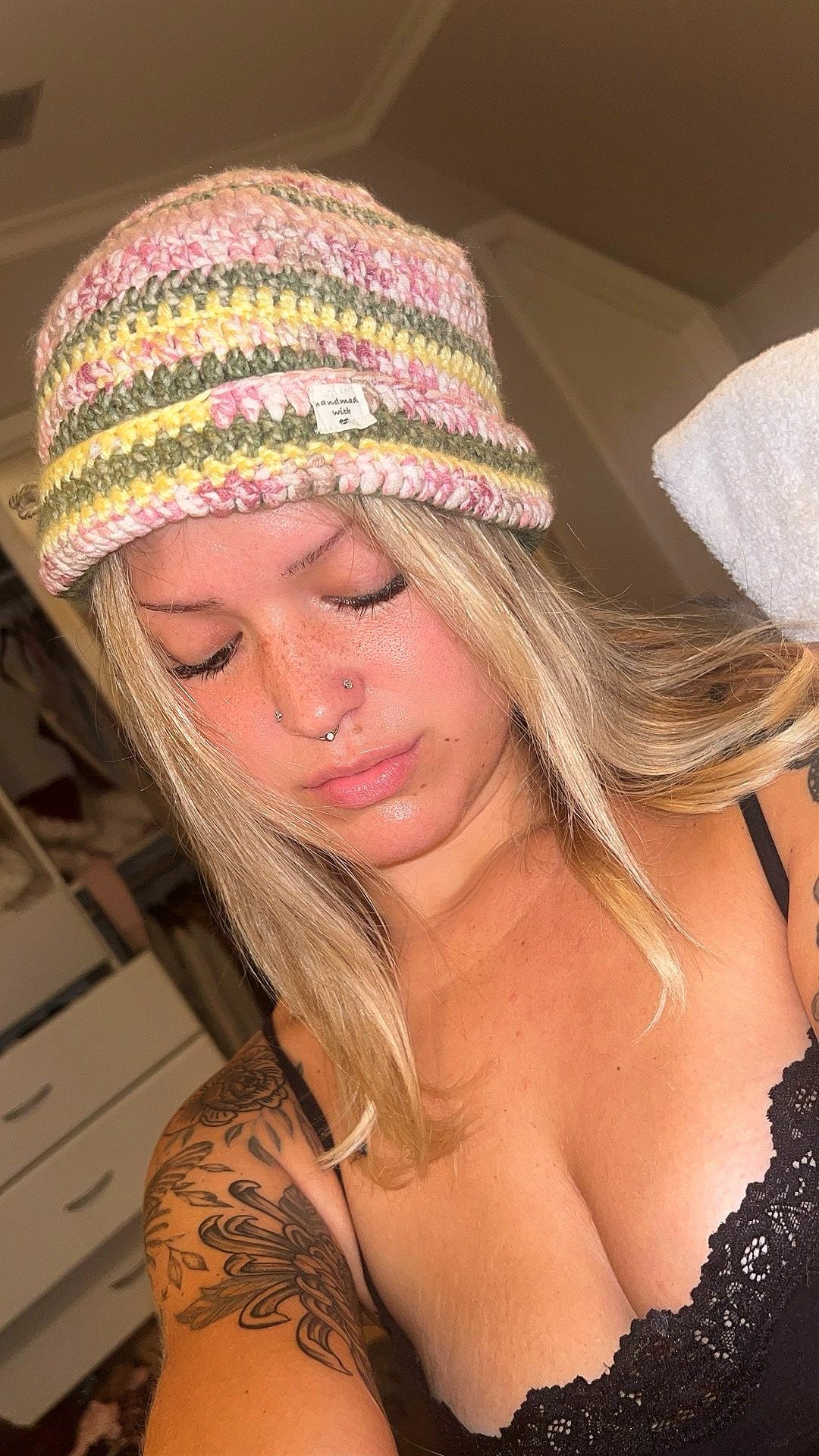 Berry sherbet beanie (acrylic)